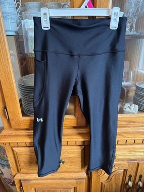 Under Armour Black Crop Performance Leggings with Side Pocket